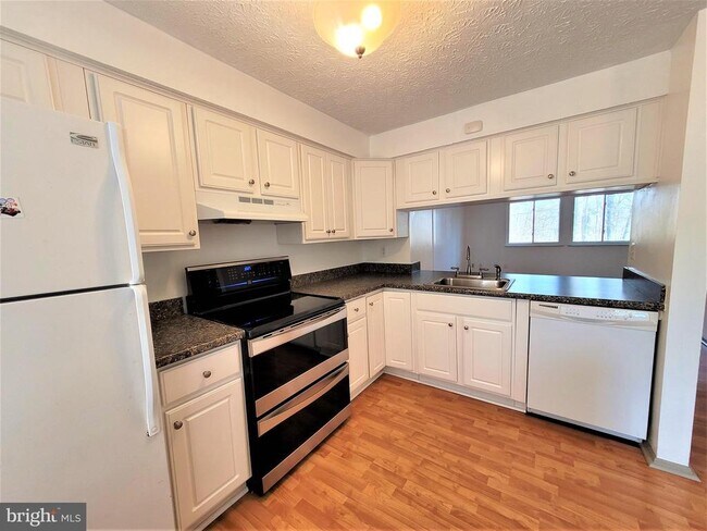 Building Photo - 8072 Grandview Ct