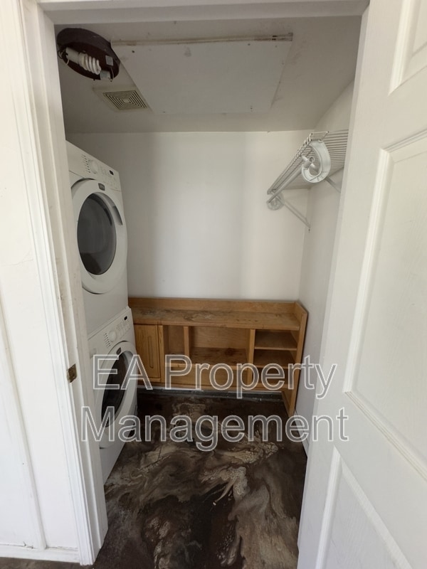 Building Photo - 1367 Young Ave SW