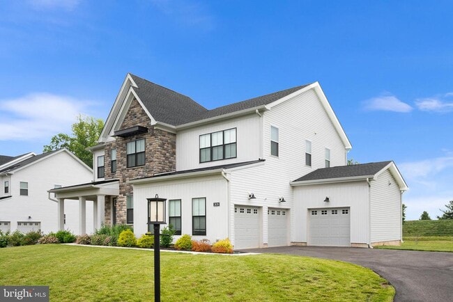 Building Photo - 2639 Hawthorn Dr