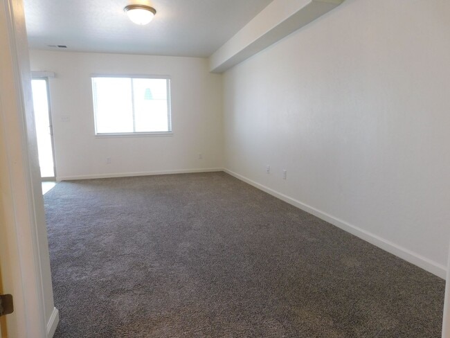 Building Photo - TWO WEEKS FREE RENT!