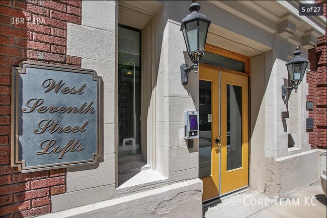 Building Photo - 320 W 7th St