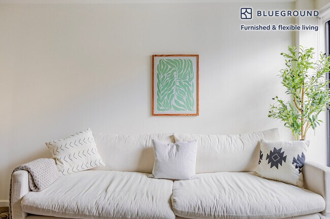 Building Photo - 654 N Virgil Ave