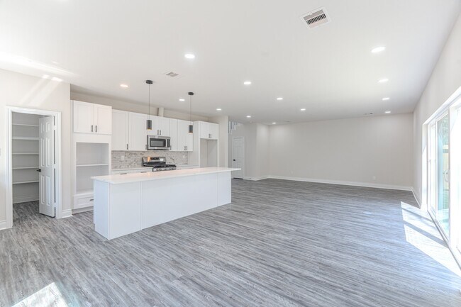 Building Photo - 6814 Champion Ln
