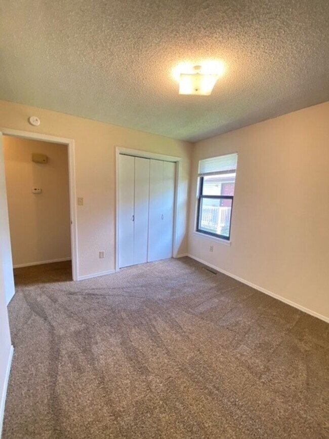 Building Photo - Great Duplex! 2 Bed, 1 Bath