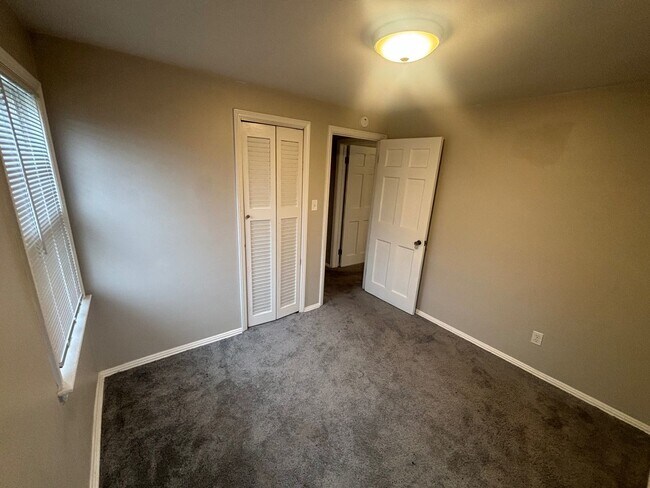 Building Photo - Move-In Ready 3BR Home w/ Fireplace, Garage & Basement – Cleveland