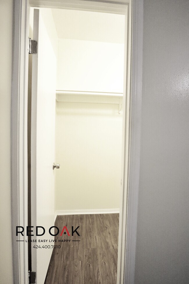 Building Photo - Completely Remodeled Top Floor Studio With...
