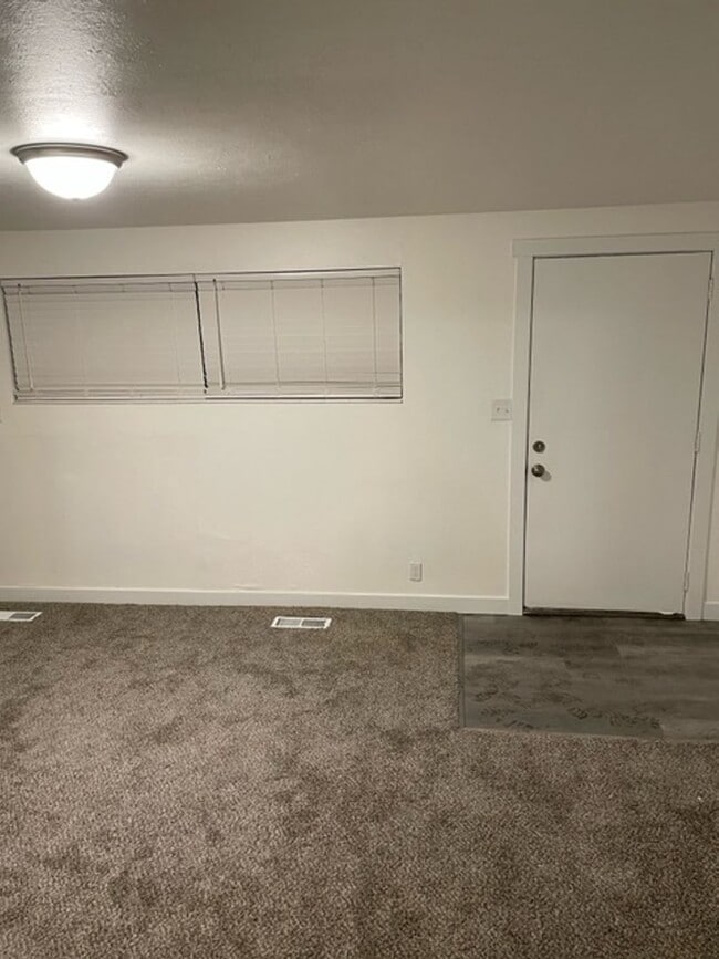 Building Photo - 2 bed 1 bath apartment