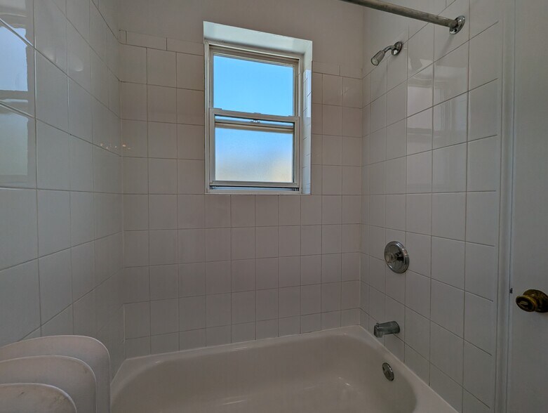 Building Photo - 928 W Dakin St