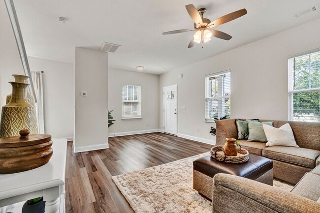 Building Photo - Walking distance to downtown Easley!