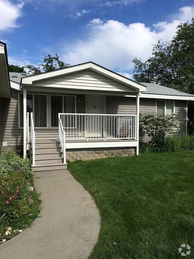 Building Photo - Available Soon!! 3bed/2bath in heart of Me...