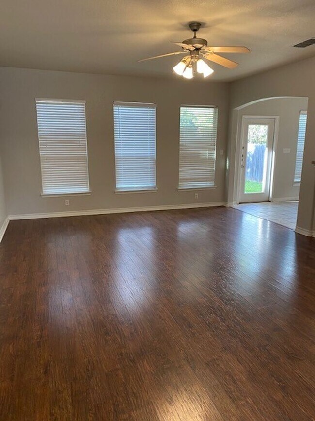 Building Photo - Rental in the Villas!