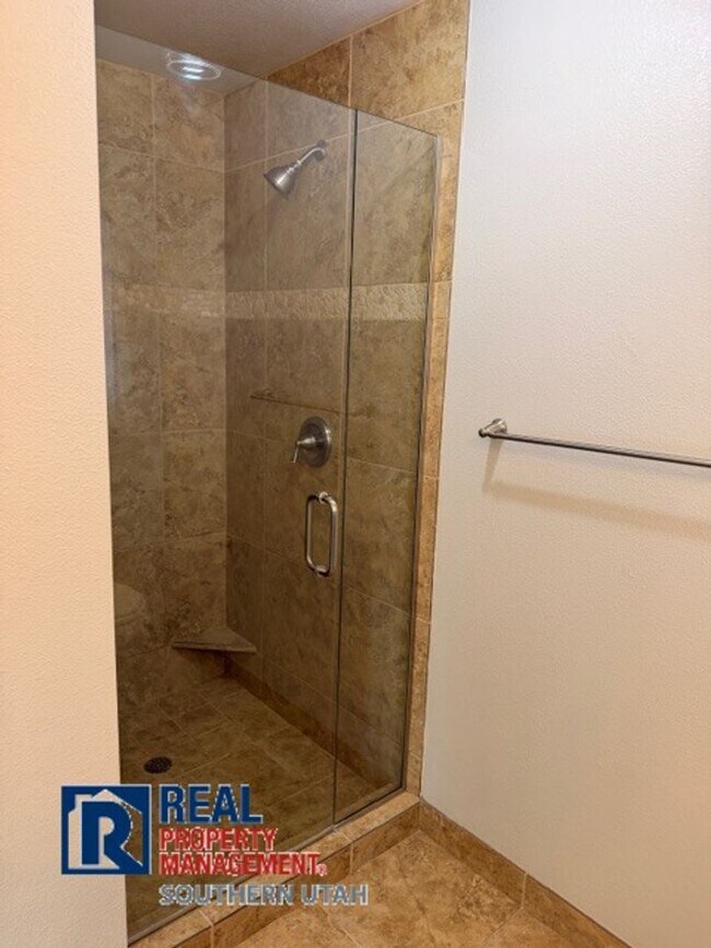 Building Photo - 2 bedroom downtown