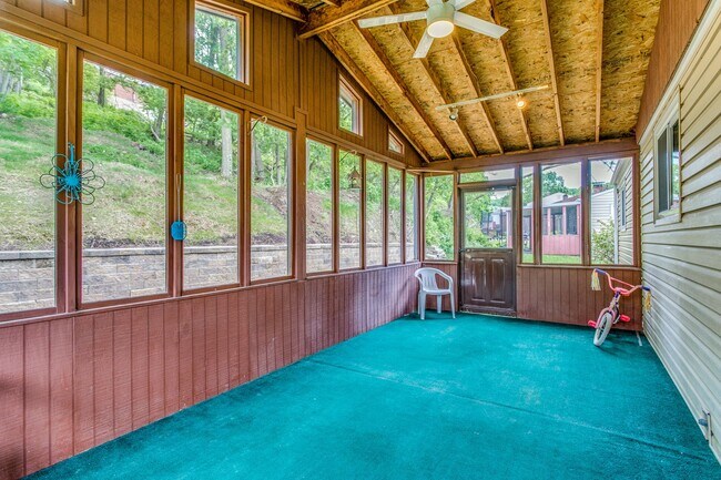Building Photo - AVAILABLE MID-SEPTEMBER! Gorgeous 3-bedroo...