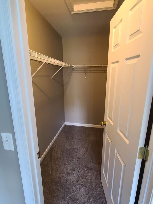 Building Photo - 3 bedroom,  2 1/2 bath town home in Waynesboro PA END UNIT
