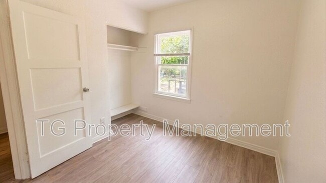 Building Photo - 916 W 28th St
