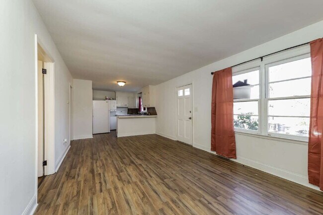 Building Photo - "Cozy 2-Bedroom Gem on Bond Street – Pet-Friendly Winston-Salem!"
