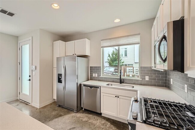 Building Photo - 801 N Bluff Dr