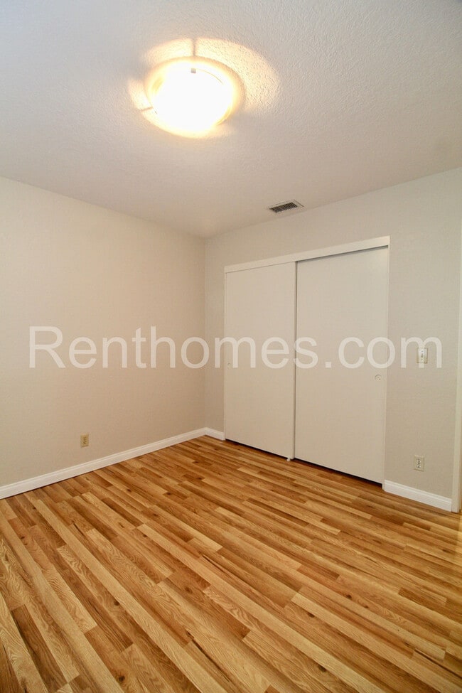 Building Photo - 2822 Mesa Dr