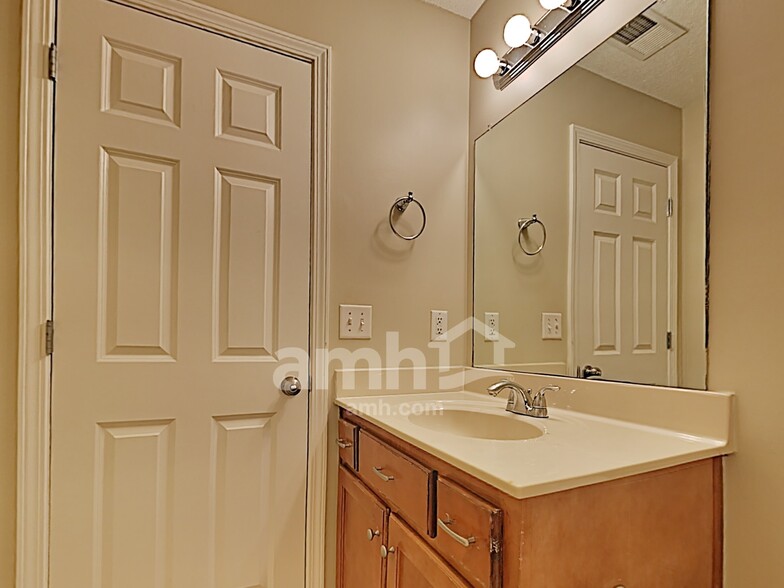 Building Photo - 5961 Appian Way Cv