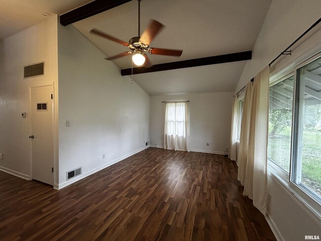 Building Photo - 1328 Hilltop Dr
