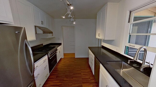 Building Photo - Desirable 3 Bedroom, 2 Bathroom house in S...