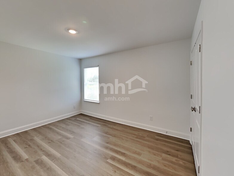 Building Photo - 4 Pointe Dr