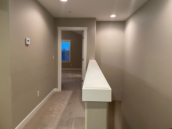 Building Photo - BEAUTIFUL LUXURY Style Townhouse with a gorgeous VIEW! Gated community in Camas! Top Rated Schools!