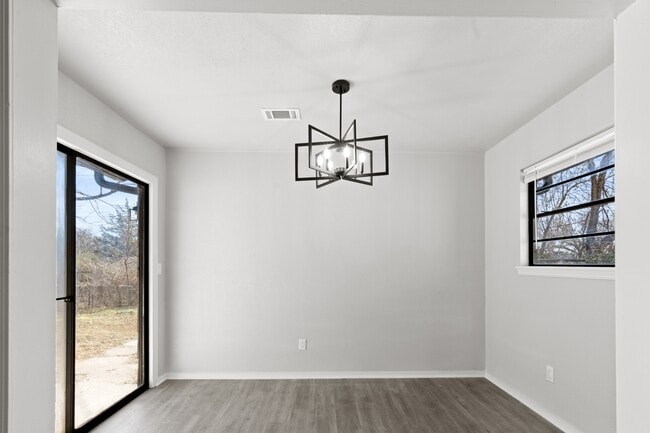 Building Photo - 1304 Pinewood Ct