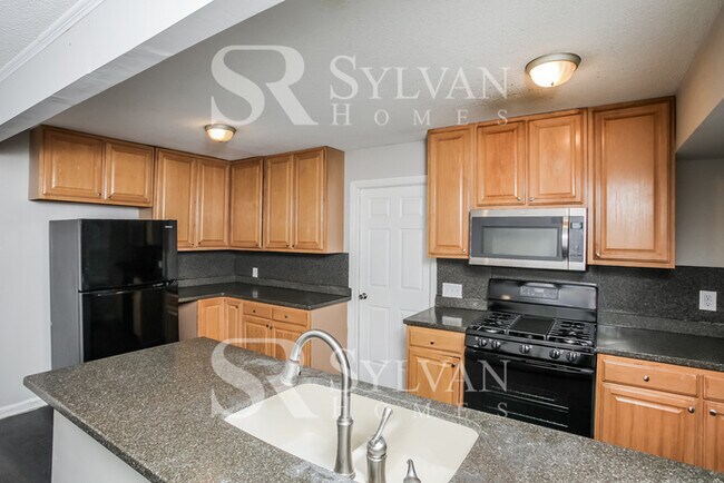 Building Photo - Cozy 3 BR 2 BA Home