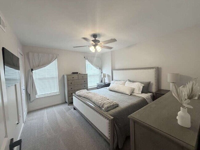 Building Photo - 978 Harrison Cir