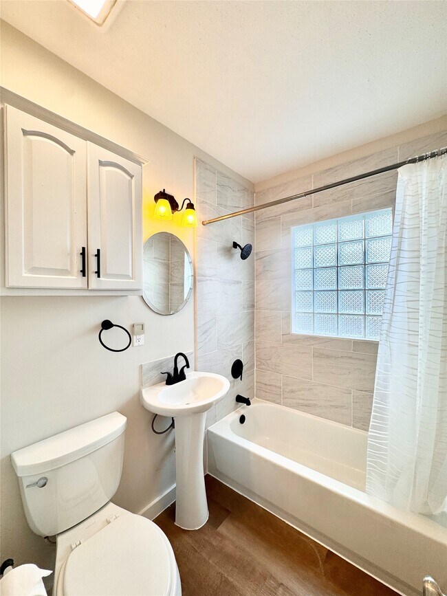 Building Photo - 629 E 11th St