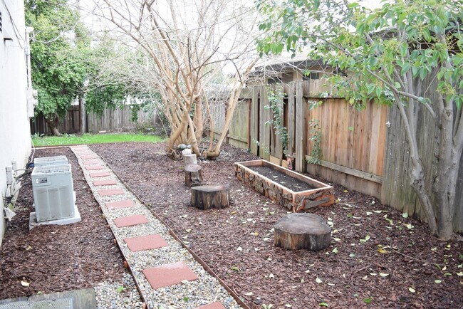 Building Photo - 6049 Northcrest Cir