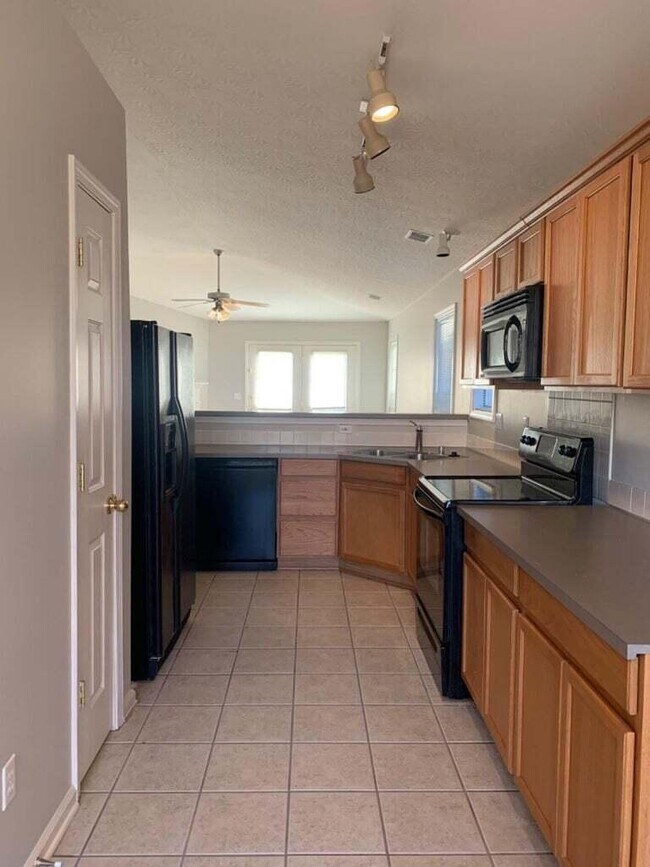 Building Photo - 772 Rosslyns Dale