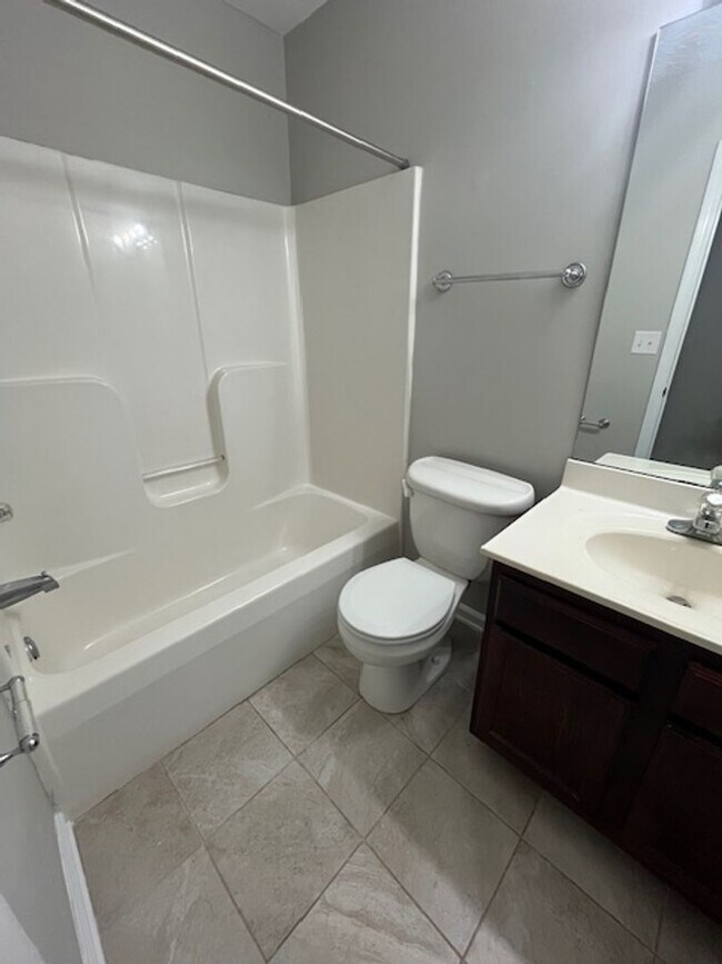 Building Photo - 3 Bedroom, 2.5 Bathroom in Lexington!