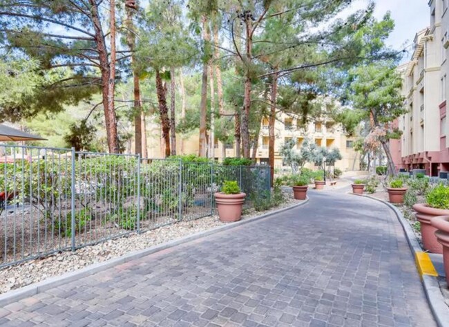 Building Photo - 270 E Flamingo Rd