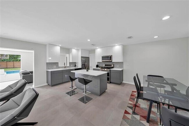 Building Photo - 1190 SW 14th Dr