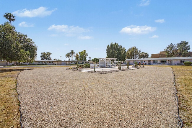 Building Photo - 10606 W Oakmont Dr