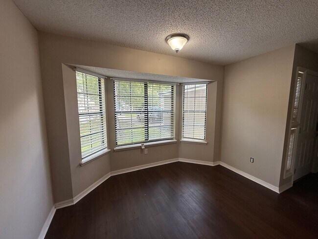 Building Photo - 3 Bed 2.5  Bath TWO Story Home