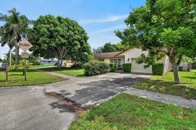 Building Photo - 1102 Westchester Dr E