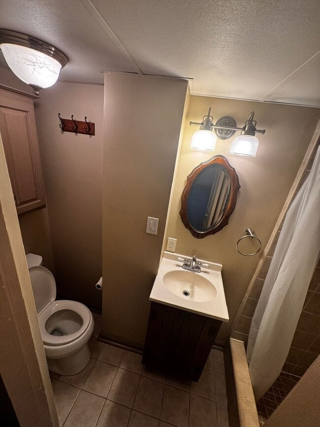 Building Photo - Charming 3-Bedroom Home in Desirable Allis...