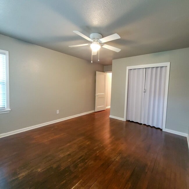 Building Photo - 2 Bedroom 1 bath Duplex