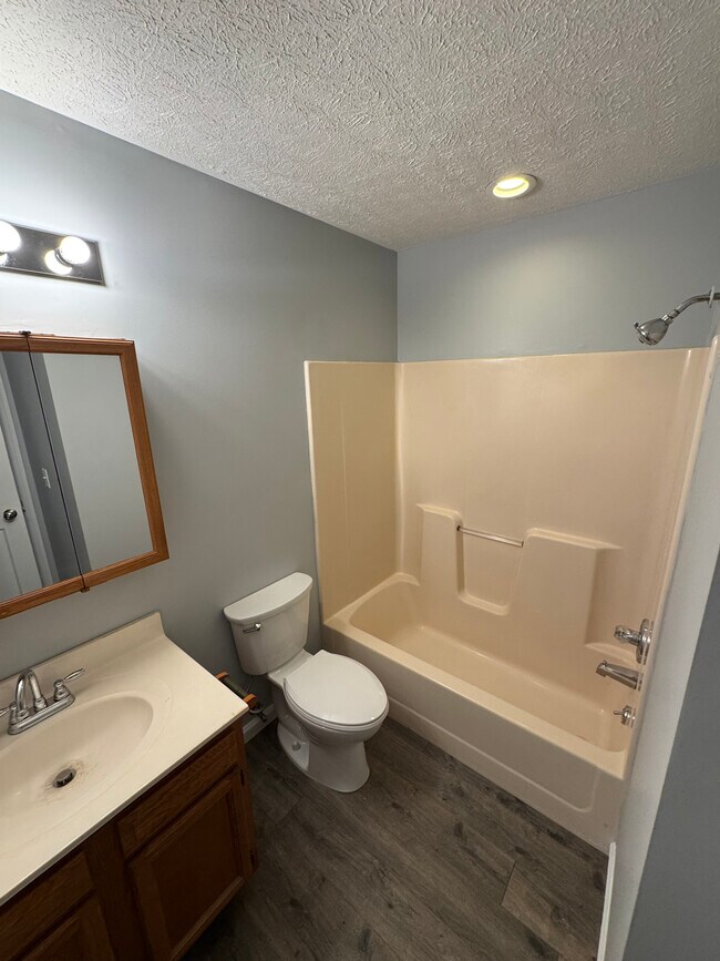 Building Photo - 1211 Redbud St