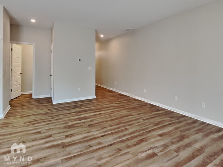 Building Photo - 3105 Hendrick Dr