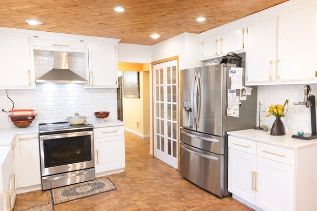 Building Photo - Sophisticated 4 bedroom Home in Coram for rent.