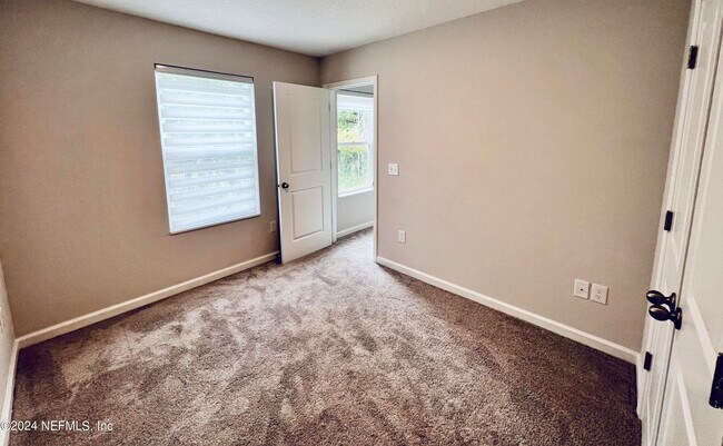 Building Photo - 575 S Woodlawn St