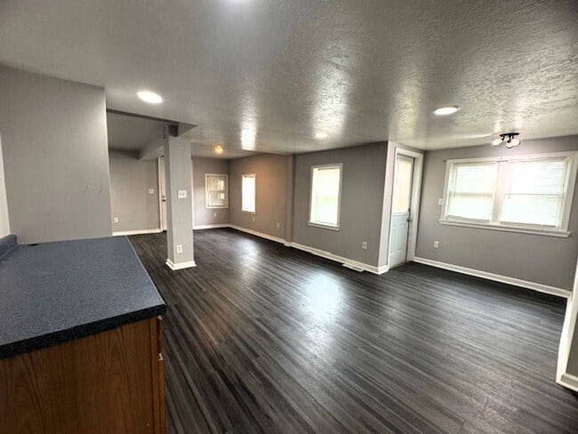 Building Photo - 289 Howk St
