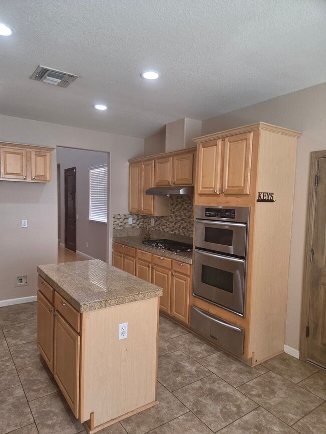 Building Photo - Stunning 4 Bed, 4 Bath Two-Story Home