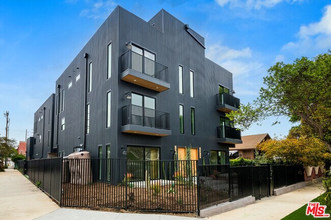 Building Photo - 354 1/2 Newland St