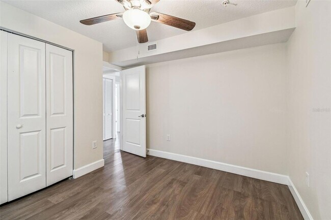 Building Photo - 650 E Tarpon Ave