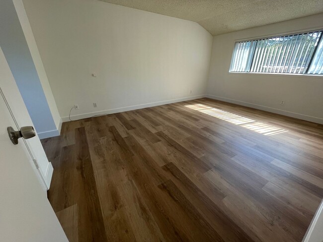 Building Photo - 5 bedroom Pet Friendly remodeled home in P...